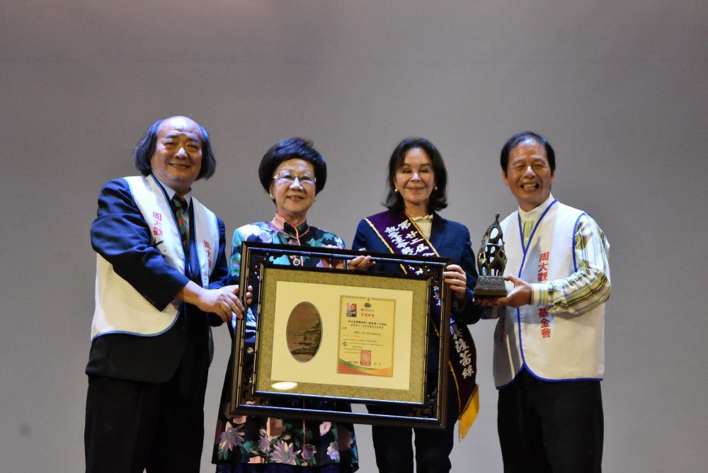 Former Vice President Annette Lu presents Award to Ms. Maria Luisa de Cossío de Gonzales Posada